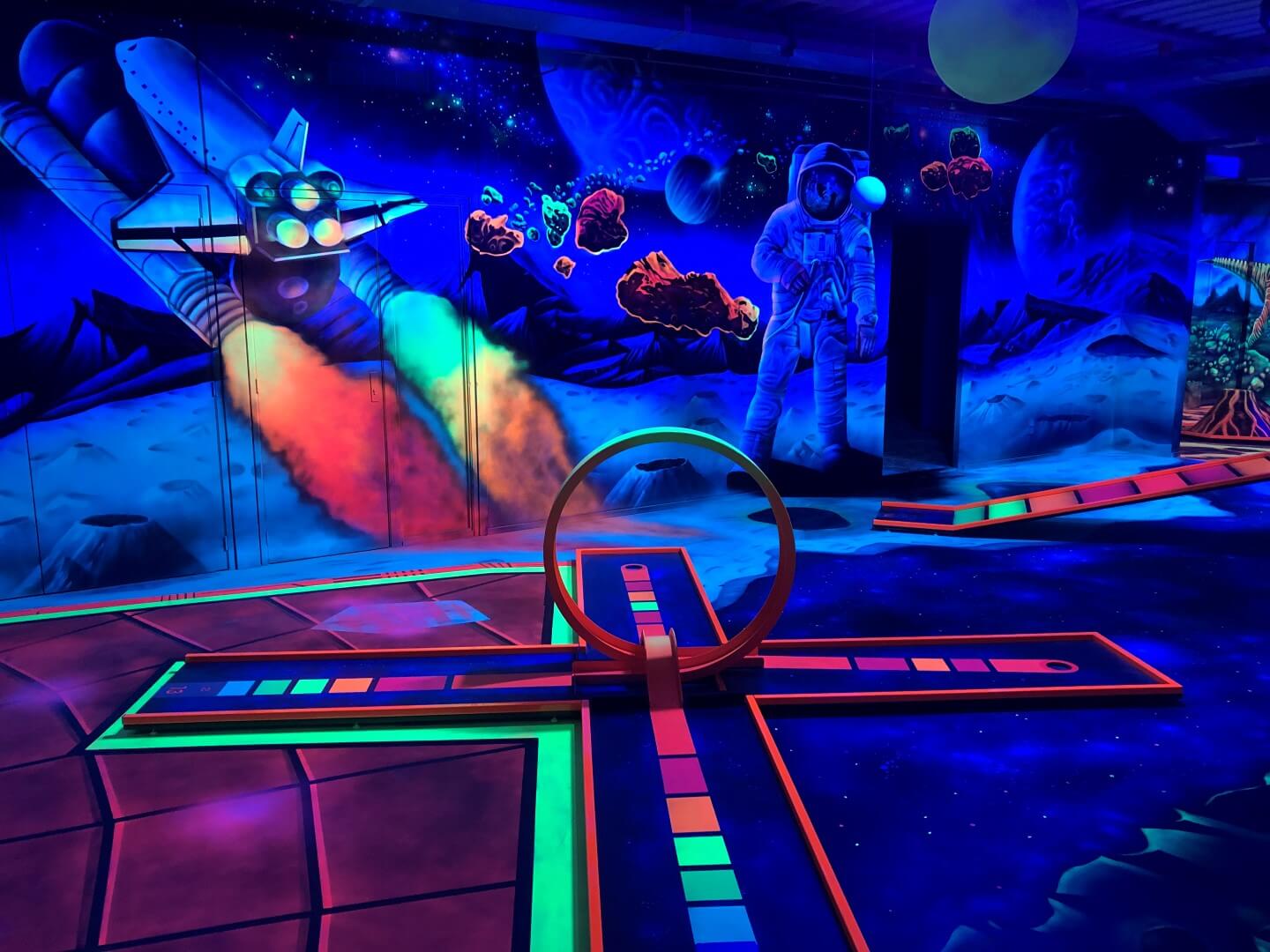 Organiseer een potje glow in the dark midgetgolf voor uw gezelschap